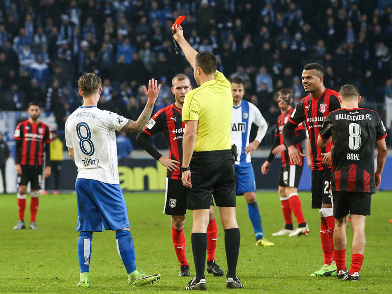 Im Drittliga-Derby ging es bereits hoch her: Referee Sven Jablonski (Mitte) zeigt Magdeburgs Philip T&#252;rpitz (li.) die Rote Karte.