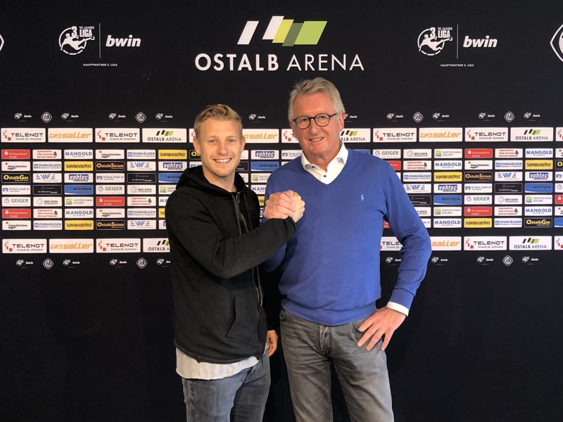 Handshake nach Vertragsunterzeichnung: Sport-Pr&#228;sidiumsmitglied Hermann Olschewski mit Neuzugang Patrick Funk (links).
