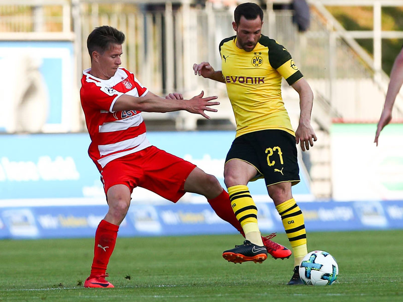 Schaffte mit dem FSV ein sensationelles 4:4-Remis im Testspiel gegen Champions-League-Teilnehmer Borussia Dortmund: Christoph G&#246;bel (links) im Zweikampf mit Gonzalo Castro.