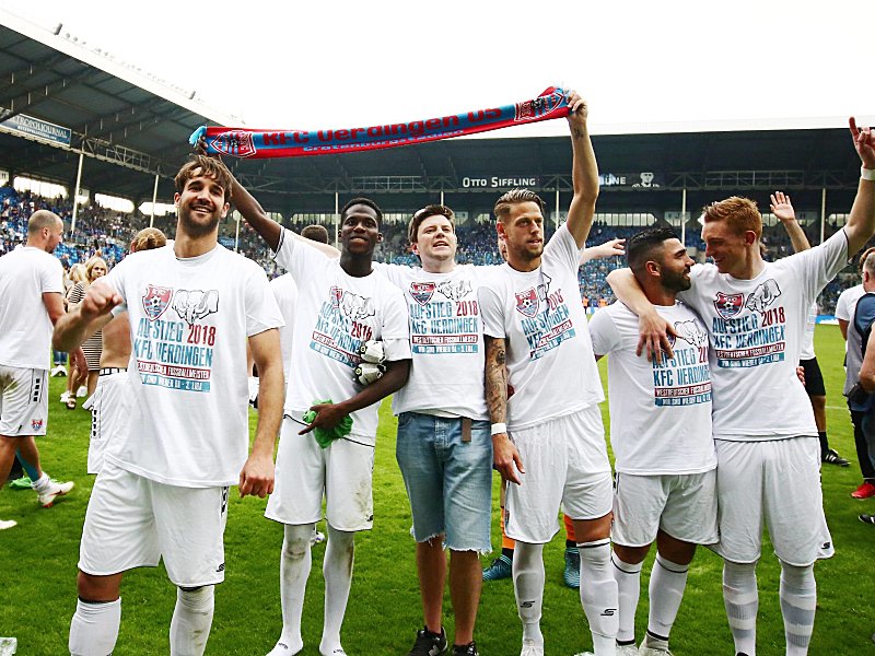 Feiern bereits seit Sonntag den Aufstieg in die 3. Liga: Die Spieler des KFC Uerdingen.