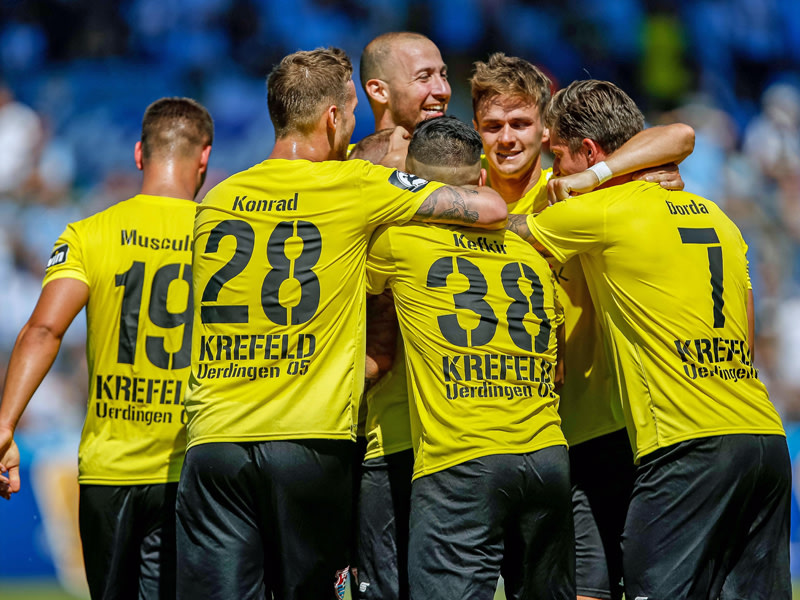 Die Spieler des KFC Uerdingen jubeln über den späten Siegtreffer in München. 