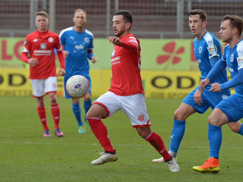 &#196;rgerte sich &#252;ber die 0:2-Niederlage gegen Lotte: Mainz-II-Profi Besar Halimi (m.),