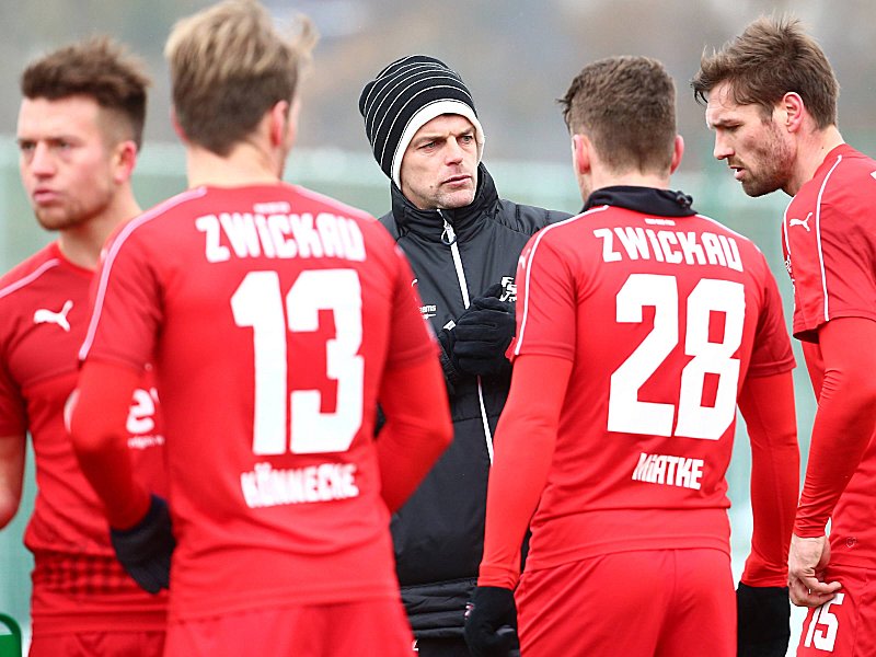 Der FSV Zwickau um Trainer Torsten Ziegner kann seinen Fokus wieder auf den Abstiegskampf richten. 