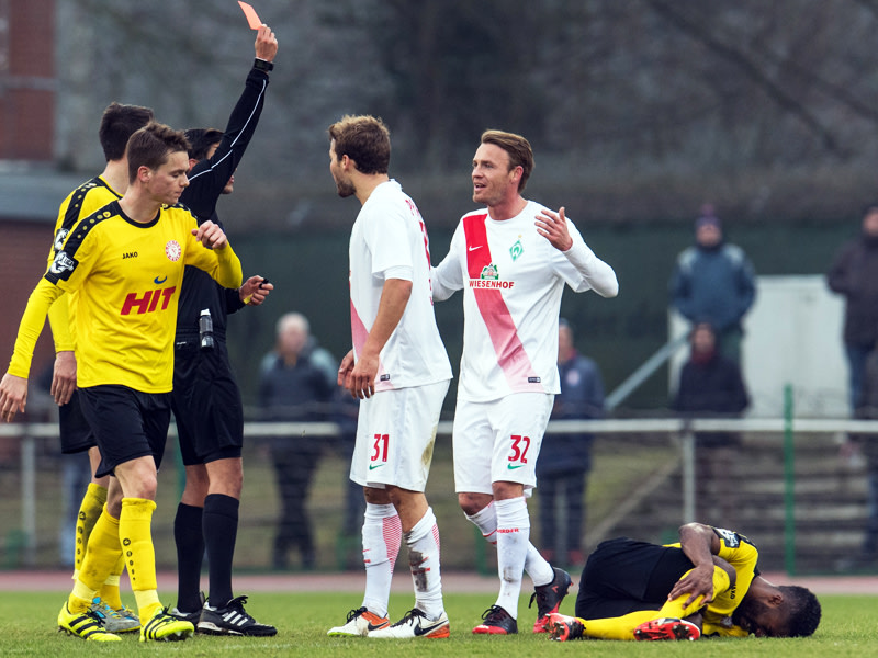 Platzverweis: Schiedsrichter Asmir Osmanagic zeigt Bremens Marc Pfitzner (#31) Rot. 