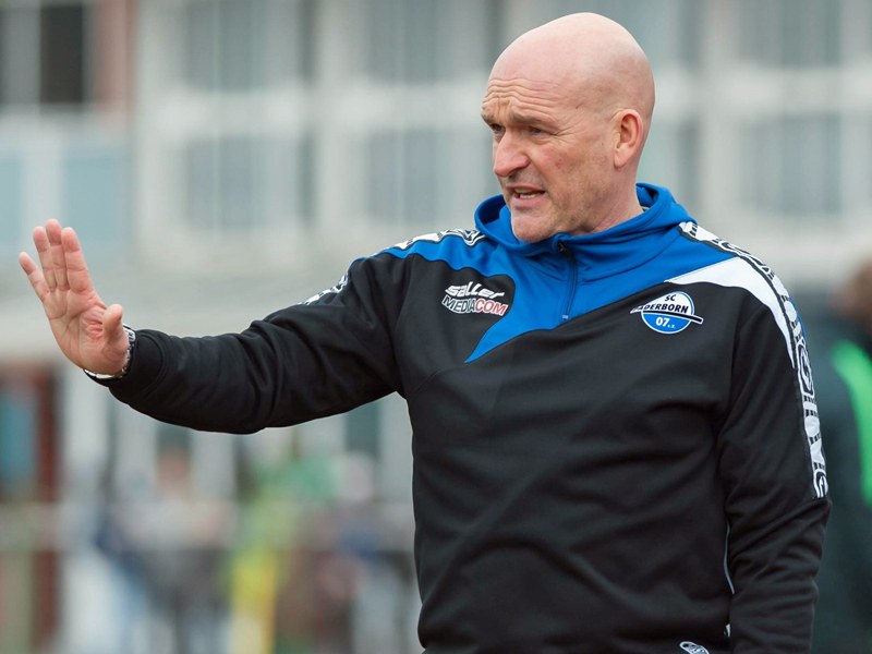 Wird von Personalsorgen geplagt: Paderborns Cheftrainer Stefan Emmerling.