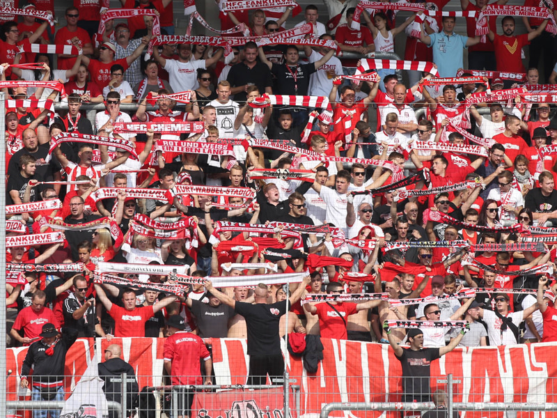 Unterst&#252;tzen ihr Team: Die Fans des Halleschen FC.
