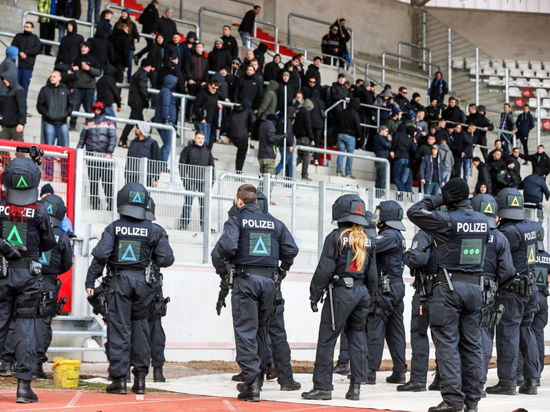 Eskalation im Erfurter Stadion: Polizei und RWE-Anh&#228;nger gerieten nach dem Spiel gegen Frankfurt aneinander.