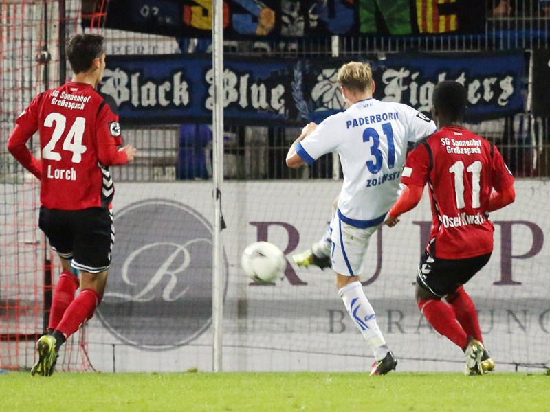 Das Hinspiel gegen Paderborn verlor die SGS nach Gegentoren von Zlatko Dedic und Ben Zolinski (Mitte) mit 2:3.