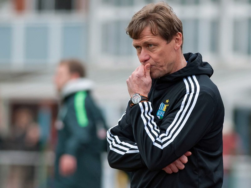 Kam mit seiner Mannschaft nicht &#252;ber ein 0:0 in Bremen hinaus: Chemnitz&apos; Cheftrainer Sven K&#246;hler.