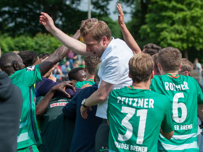 Partystimmung: Trainer Florian Kohfeldt (Mitte) und seine Spieler feiern ausgelassen den Ligaerhalt.
