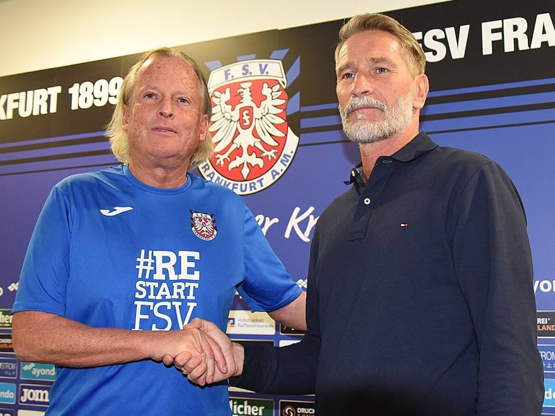 Handschlag zum Amtsantritt: Frankfurts neuer Coach Alexander Conrad (re.) mit FSV-Pr&#228;sident Michael G&#246;rner.