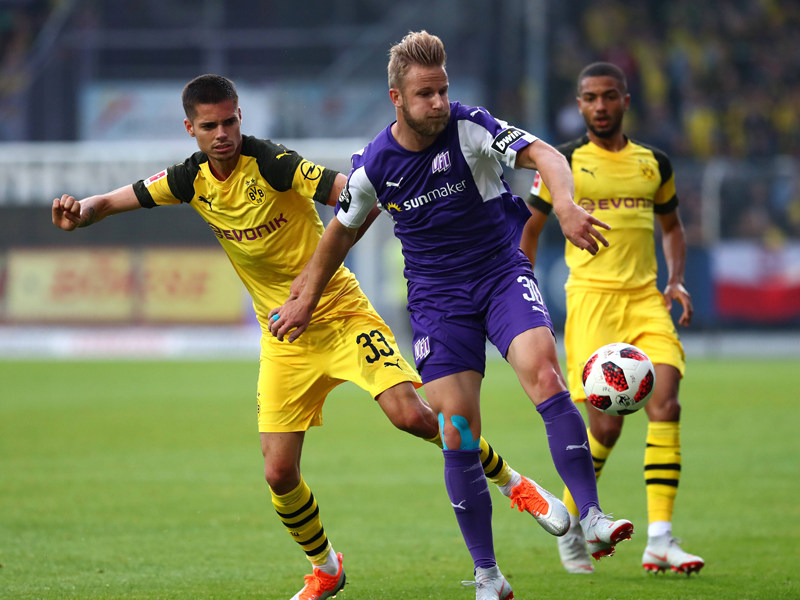 Im Duell: Alexander Riemann (re.) und Dortmunds Julian Weigl.