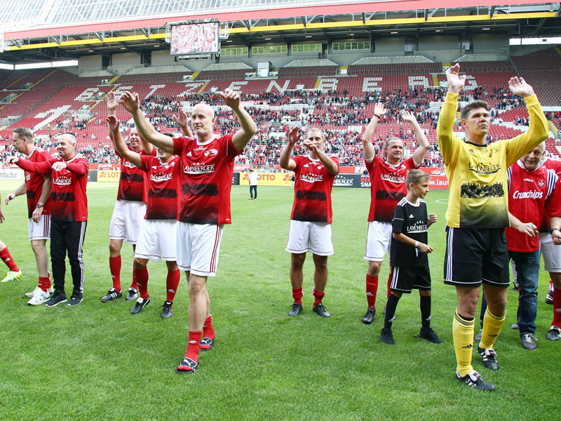 Ungetr&#252;bte Freude in Kaiserslautern: Die FCK-Legenden feiern mit den Fans. 