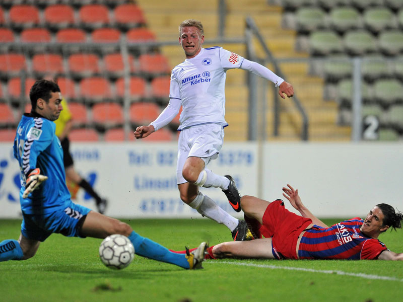 Dominik Ernst erzielt am 20. September 2013 den 7:0-Endstand f&#252;r die Sportfreunde Lotte im Spiel beim KFC Uerdingen.