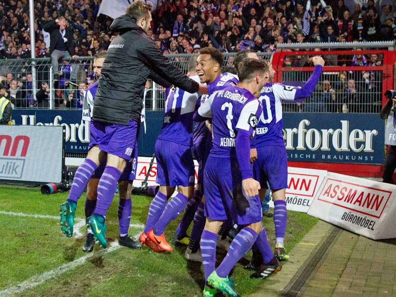 Kein Halten mehr: Nach dem sp&#228;ten 2:1-Siegtreffer gegen den KFC Uerdingen feiern Spieler und Betreuter des VfL Osnabr&#252;ck an der Eckfahne.