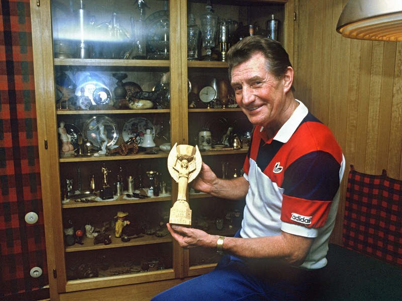 Fritz Walter 1985 mit einer Nachbildung des Jules-Rimet-Cups, dem WM-Pokal von 1954.