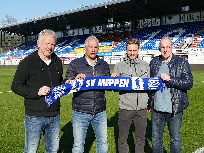 Freuen sich auf die Zusammenarbeit: Co-Trainer Mario Neumann, Cheftrainer Christian Neidhart, Willi Evseev und Sportvorstand Heiner Beckmann (v.li.).