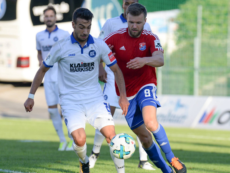 KSC-Spieler Burak Camoglu gegen Unterhachings Stephan Hain.