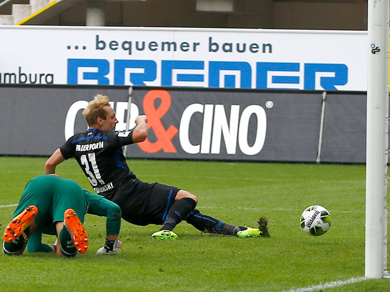 Paderborns Zolinski (r.) stochert den Ball zum 3:0 &#252;ber die Linie.