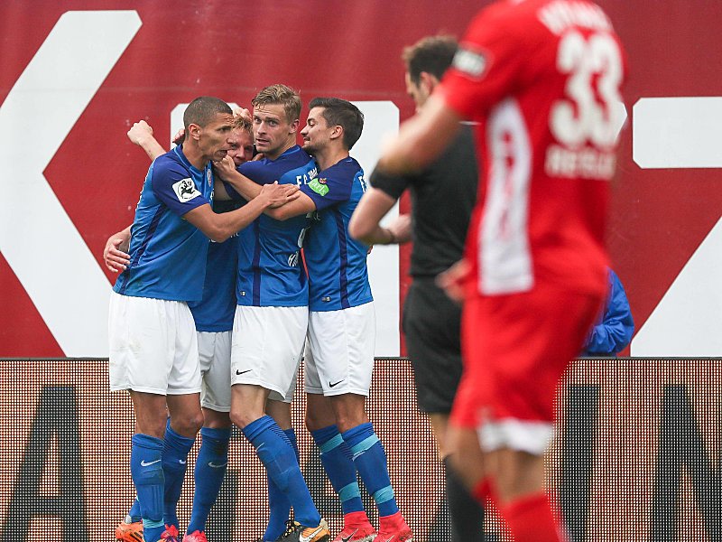 Feiern den Siegtorsch&#252;tzen Willi Evseev: Die Spieler von Hansa Rostock.