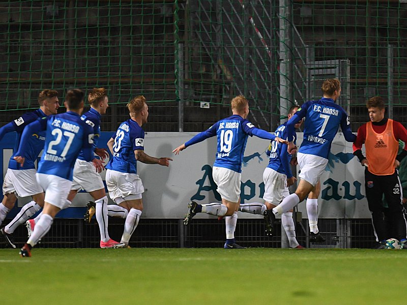 Feiern den 3:0-Erfolg &#252;ber Haching: Die Spieler von Hansa Rostock.