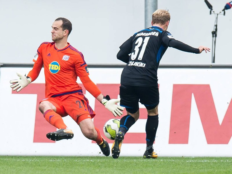 Dauerduell: Ben Zolinski und VfL-Keeper Marius Gersbeck standen sich h&#228;ufig gegen&#252;ber.