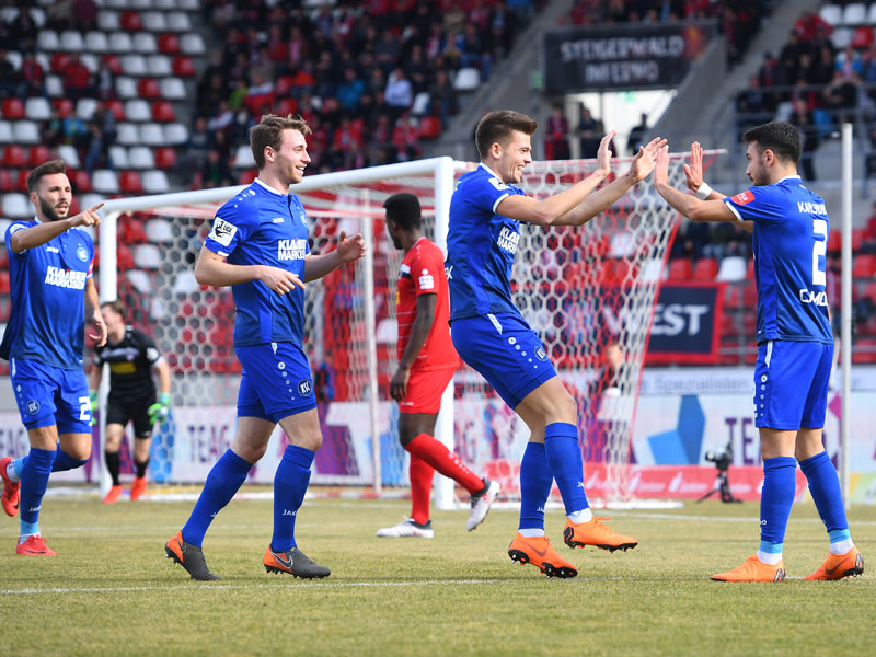 Jubel: Karlsruhes Spieler feiern das 1:0.