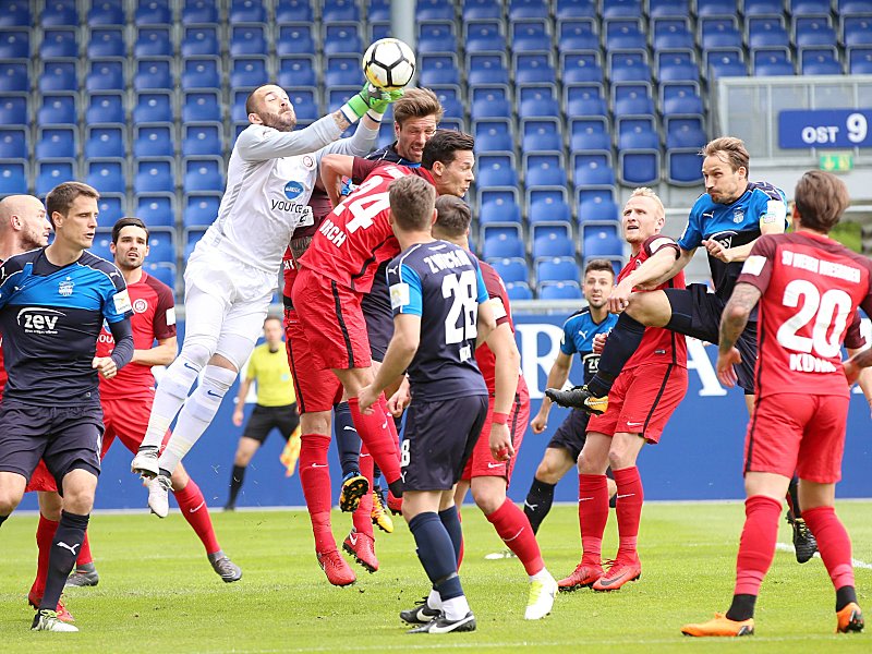 Lange Zeit stand der SVWW unter Druck: Keeper Marius Kolke kl&#228;rt hier per Faustabwehr vor Ronny K&#246;nig.