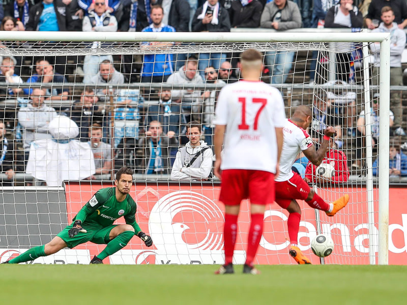 Duell gewonnen: Rostocks Keeper Janis Blaswich h&#228;lt einen Elfmeter von K&#246;lns Daniel Keita-Ruel.