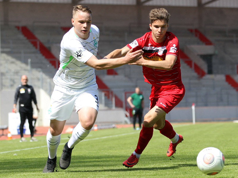 Duell um den Ball: Niklas Schmidt (li.) gegen Bastian Kurz (re.).