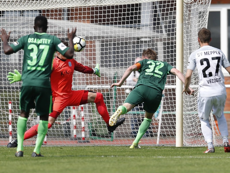 Mit K&#246;pfchen: Rafael Kazior erzielt den Siegtreffer f&#252;r Werder
