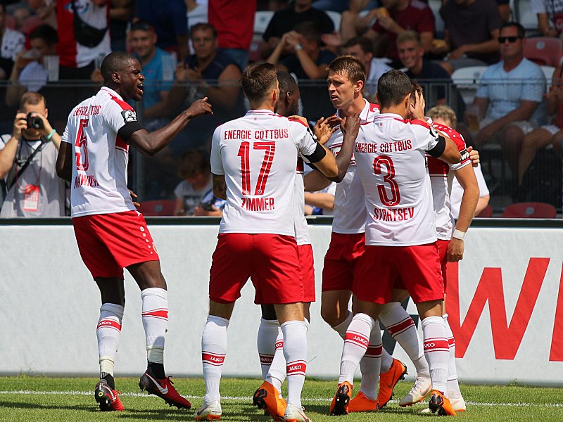 Gl&#228;nzender Saisonstart: Energie Cottbus bejubelt ein 3:0 gegen Hansa Rostock.