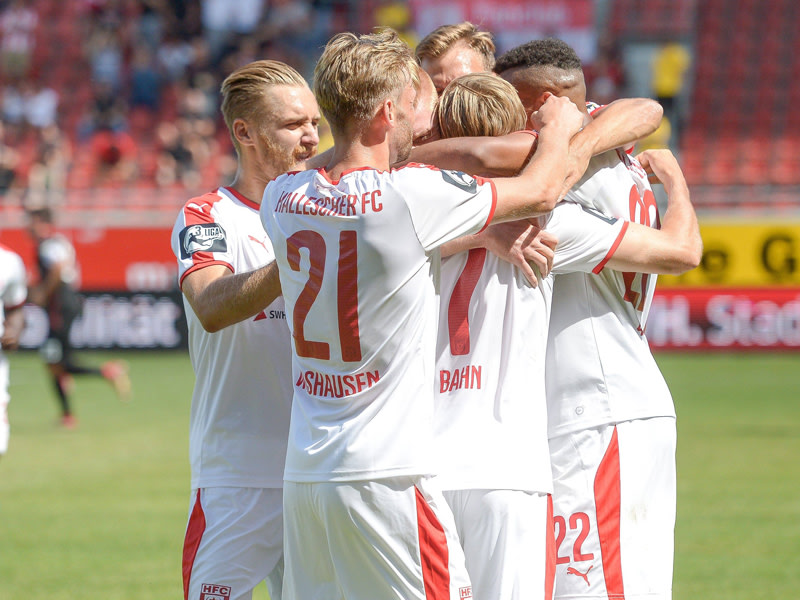 Jubeltraube: Der Hallesche FC feierte gegen den FCK seinen zweiten Sieg in Folge. 