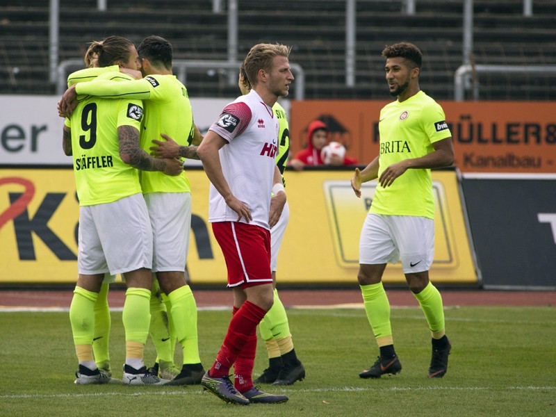 Dankesch&#246;n von den Kollegen: Manuel Sch&#228;ffler (#9) traf viermal f&#252;r Wehen ins Schwarze.