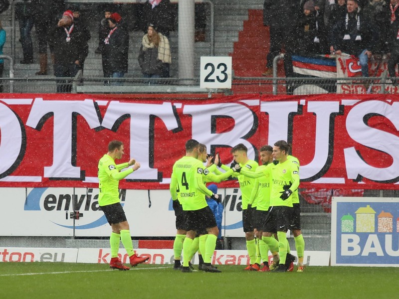 Jubel im Regen: Der SV Wehen Wiesbaden setzte sich beim Ausw&#228;rtsspiel in Cottbus durch.