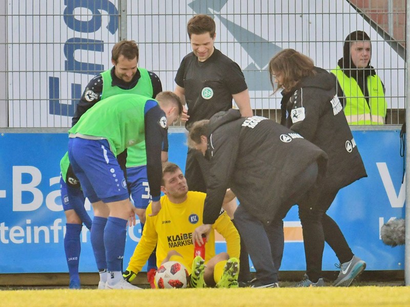 Ungl&#252;ckliche Aktion: KSC-Keeper Benjamin Uphoff fiel auf die H&#252;fte und musste ausgewechselt werden. 