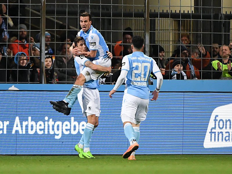 Jubel in Blau: Der TSV 1860 M&#252;nchen gewinnt gegen die SpVgg Unterhaching.