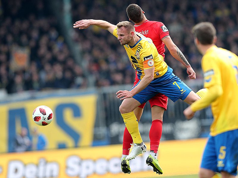 Musste verletzt das Feld verlassen: Bernd Nehrig von Eintracht Braunschweig.