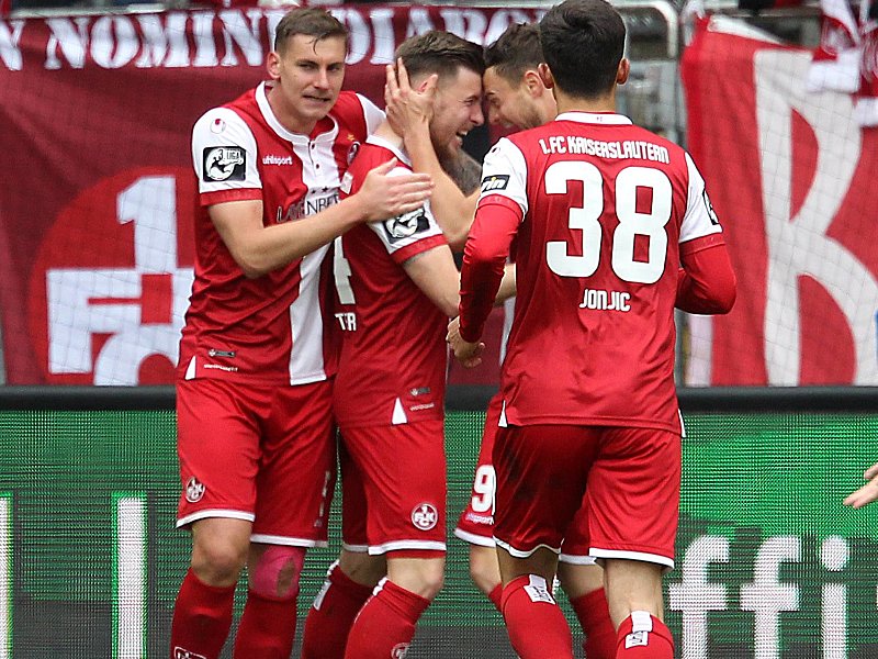 Feiern den Treffer zum Klassenerhalt: Die Spieler des 1. FC Kaiserslautern.