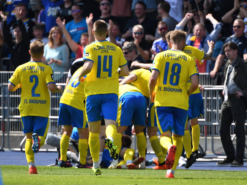 Jubeltraube: Jenas Spieler feiern einen ihrer vier Treffer.