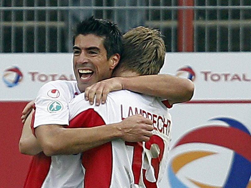 Offenbachs Schaltzentrale Elton da Costa bejubelt mit Teamkollege Christopher Lamprecht seinen Siegtreffer.  