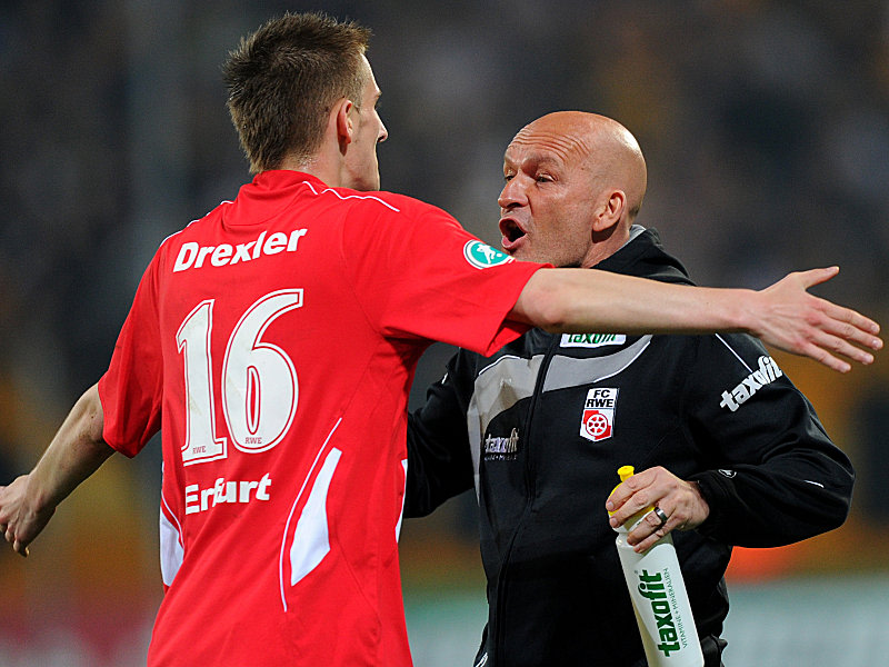 Komm in meine Arme! Erfurts Coach Stefan Emmerling freut sich mit Angreifer Dominick Drexler, der in Dresden in Durchgang zwei den Sack zumachte. 