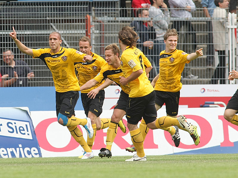 Der Dresdner Kollektivjubel, hier nach Schahins Treffer zum 1:0, sollte sich nach Abpfiff noch ausgelassener fortsetzen. 