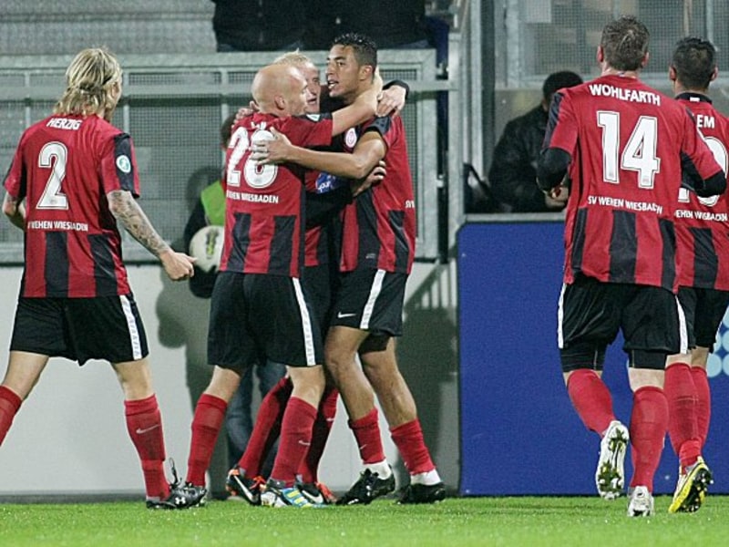 Erzielte den 2:1-F&#252;hrungstreffer f&#252;r den SVWW: Aziz Bouhaddouz, umringt von seinen Teamkollegen.  