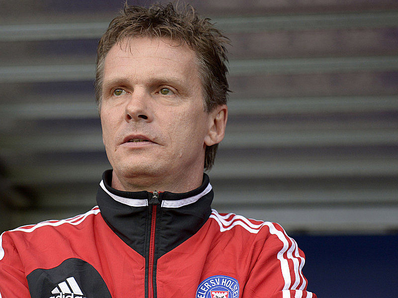 Wartet mit seinem Team schon seit 12 Partien auf einen Sieg: Kiels Trainer Karsten Neitzel. 