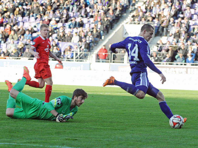 Die Entscheidung: Iljutcenko hat den Mainzer Keeper Huth umkurvt und trifft zum 2:0 f&#252;r den VfL.
