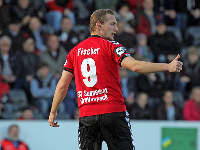 Daumen hoch: Manuel Fischer bedankt sich nach seinem Siegtreffer gegen den Chemnitzer FC.