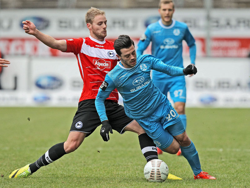 Umk&#228;mpft: Kickers-Akteur Halimi setzt sich gegen Bielefelds Burmeister durch.