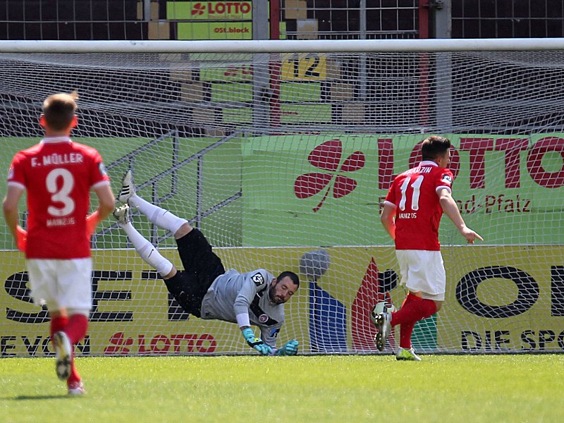 Führungstreffer: Dennis Franzin (re.) schlägt früh zu.