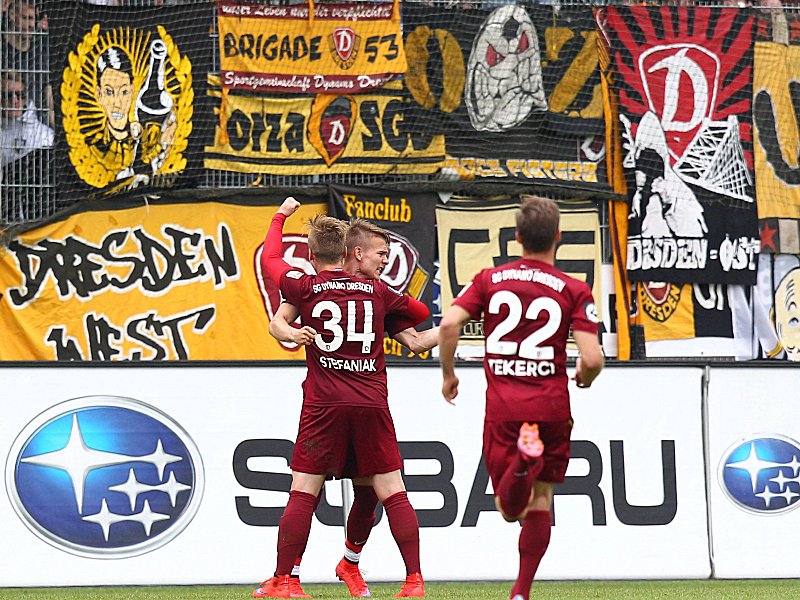 Gleich viermal durfte Dynamo Dresden in Stuttgart jubeln.